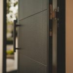 Чем отличается бронированная дверь от обычной железной: сравнение, классы, технологии